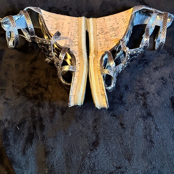 Gorgeous, metallic, gold, cork, wedge sandal - Picture 3 of 4